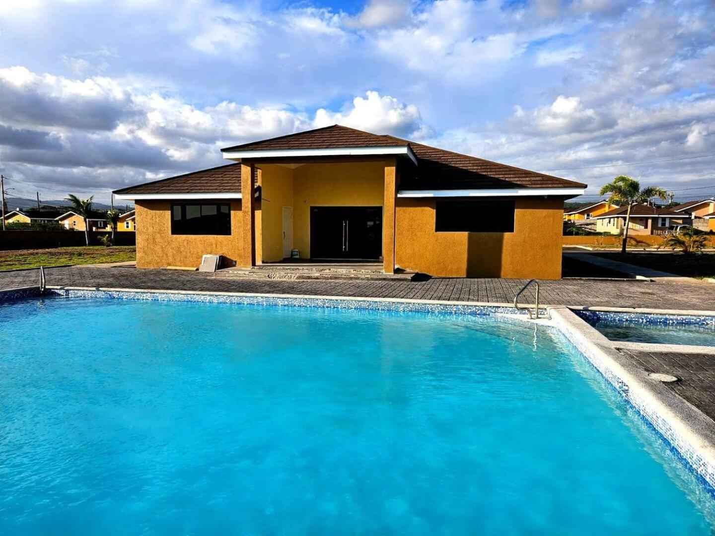 فيلا Bellarose At Colbeck ,Gated With Pool, Stylishly Modern Old Harbour المظهر الخارجي الصورة